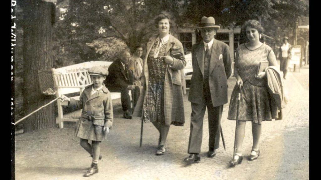 1930: der kleine Uri (ganz links) mit Familie