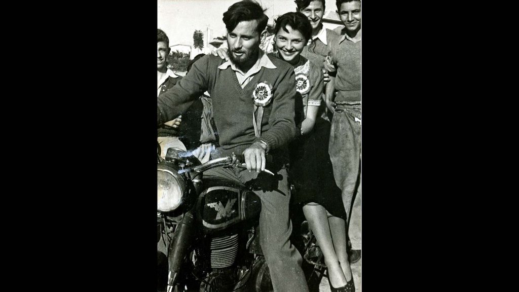 1951: Herausgeber von HaOlam Haseh während einer Motorrad-Rallye