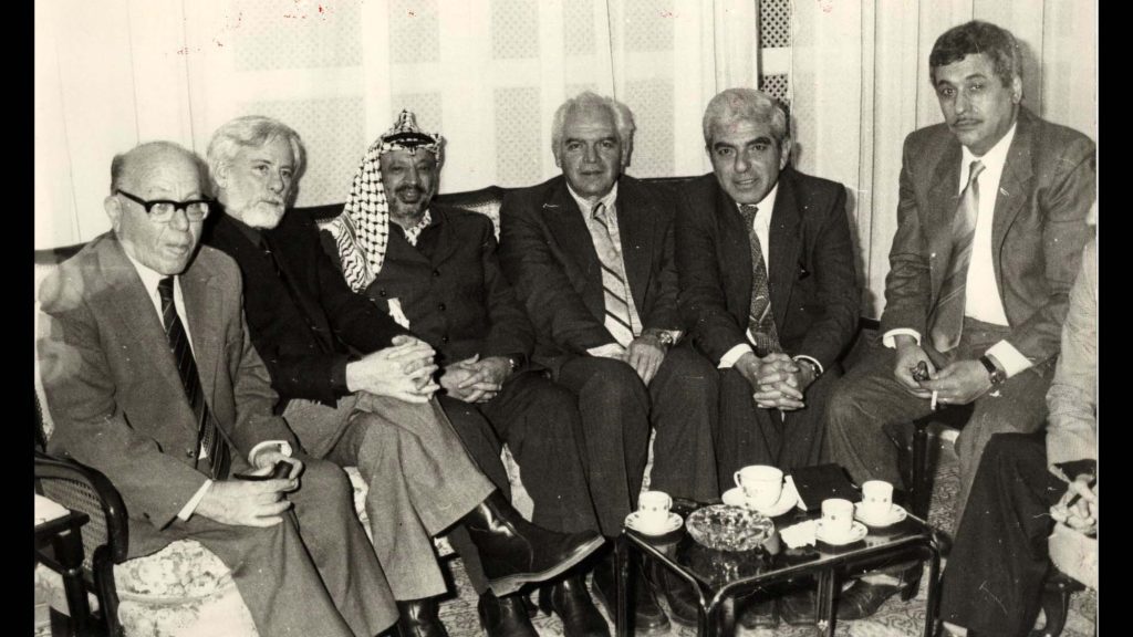 1989: mit Arafat und Abbas (ganz rechts) in Tunis